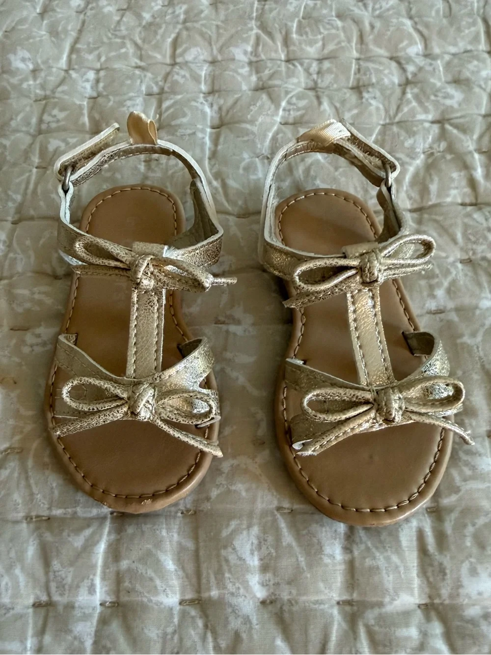Carter’s Toddler Girl Size 5 Metallic Bow Sandals